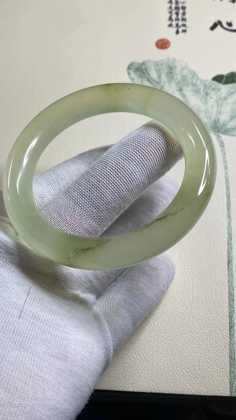 Gelang Warna Es Batu Giok Cui Giok Alami Ukuran 55-57mm Ukuran 56.2mm Lebar Sisi 10.8mm Batu giok muncul secara alami Pola acak termasuk pajak pengiriman