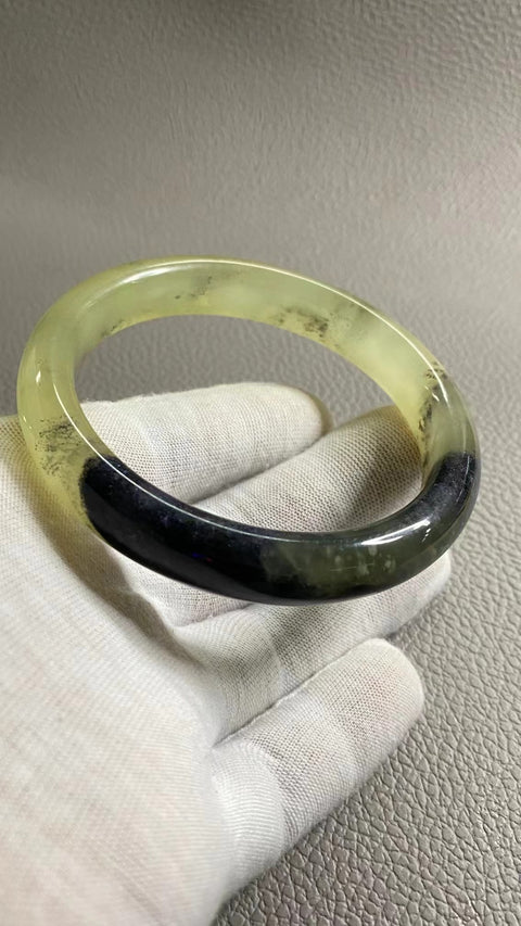 Gelang Lukisan Pemandangan Giok Cui Alami Ukuran 61-63mm Ukuran 62.5mm Lebar Sisi 12.3mm Batu giok ini memiliki pola yang muncul secara alami dan acak.