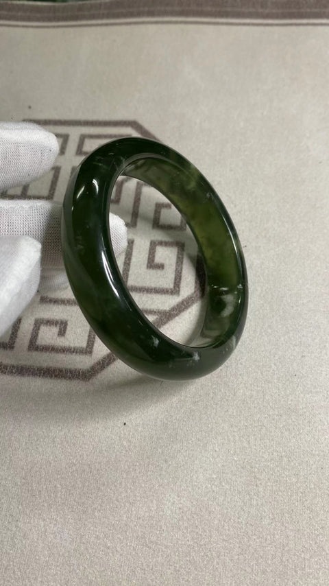 Gelang Giok Cui halus, ukuran 59.8mm, lebar 13.2mm Giok ini terbentuk secara alami dan polanya acak. Sudah termasuk ongkos kirim dan pajak.