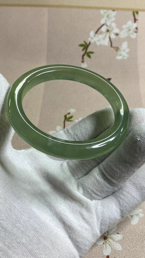 Gelang Hijau Es Giok Cui Giok Alami Ukuran 60-62mm Ukuran 61.2mm Lebar Sisi 10.6mm Giok terjadi secara alami Pola acak Pengiriman dan pajak sudah termasuk.