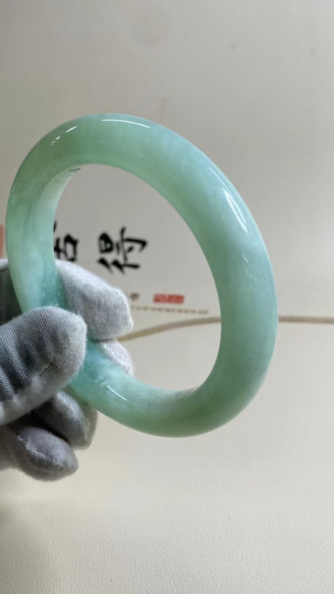 Gelang Jelly Celadon Alami Ukuran 61-63mm Ukuran 62.2mm Lebar Sisi 12.6mm Batu giok semuanya terjadi secara alami Pola acak Pajak pengiriman sudah termasuk.