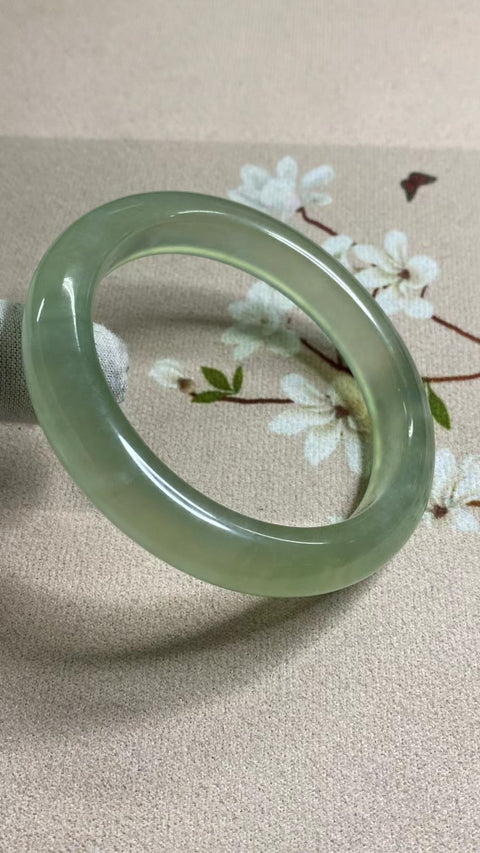 Gelang Hijau Es Giok Cui Giok Alami Ukuran 59-61mm Ukuran 60.2mm Lebar Sisi 11.8mm Giok semuanya terjadi secara alami Pola acak; sudah termasuk pajak pengiriman