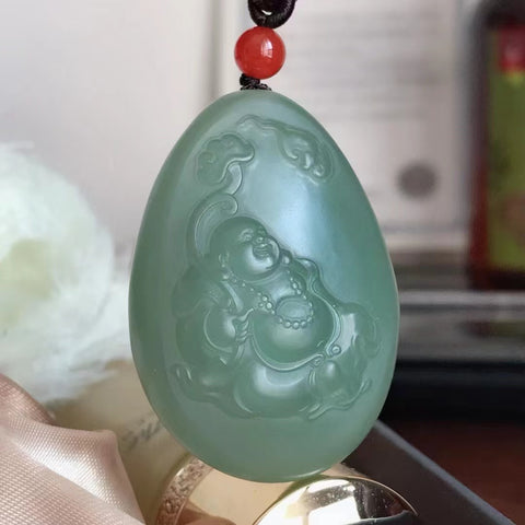 Liontin Hijau Minyak Giok Hetian Alami dengan senyuman di wajahnya dan ketenangan pikiran selama sisa hidup Anda Ukuran 47 * 33 * 18mm Giok bersih dan halus dengan sertifikat Pengiriman dan pajak sudah termasuk.