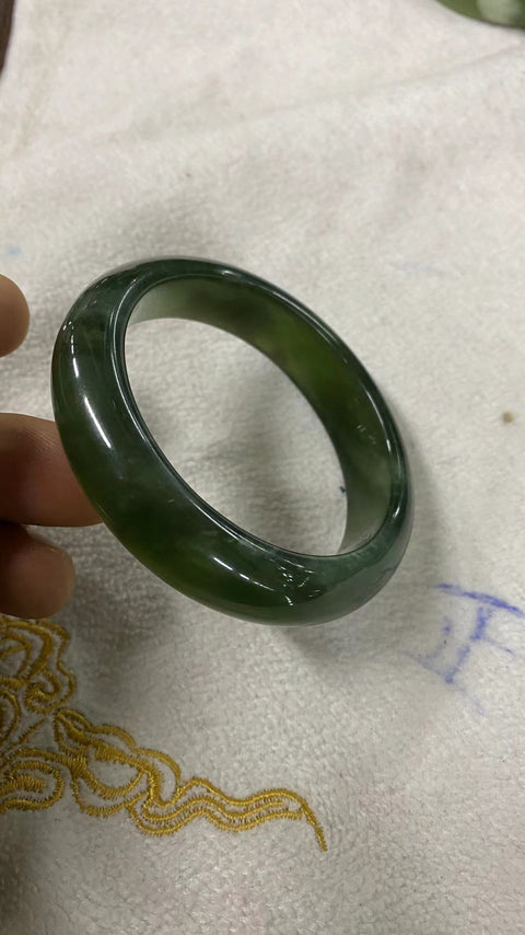 Gelang hijau penuh giok Cui alami, kaliber cocok untuk 57-59 lingkaran, berat karat: 58,3 mm, lebar sisi 15 mm Giok secara alami memiliki pola yang acak & sudah termasuk pajak pengiriman