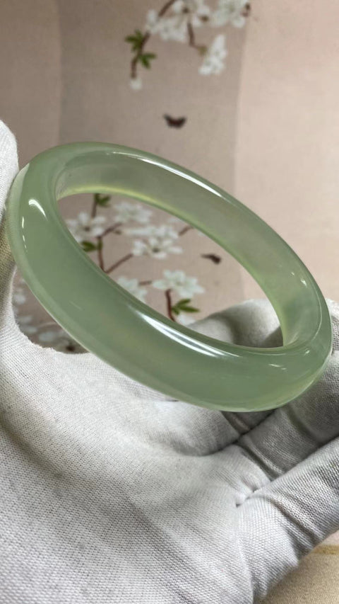 Gelang Hijau Es Giok Cui Fine Cui Jade Ukuran 69-71mm Ukuran 70.1mm Lebar Sisi 14.6mm Giok terjadi secara alami Pola acak Pengiriman dan pajak sudah termasuk.