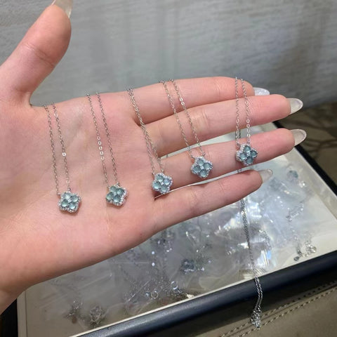 Gaya Kalung Ledakan Semanggi Empat Daun Jadeite Biru Alami Gaya Ledakan Semanggi adalah pengaturan perak 925 yang baru dan indah Termasuk pajak pengiriman