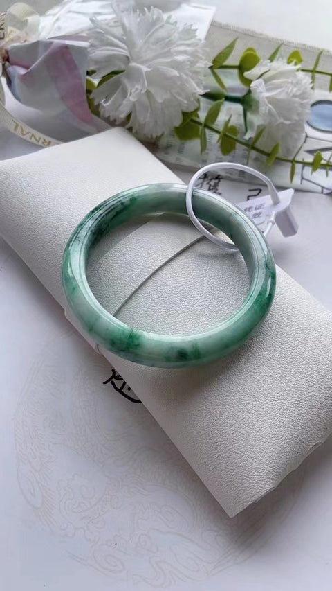 Gelang barang dari batu giok alami Bahan batu giok Pit tua bersih, halus, dan hangat Ukuran 58mm Warna hijau pedas Batu giok alami Pola acak Termasuk ongkos kirim dan pajak