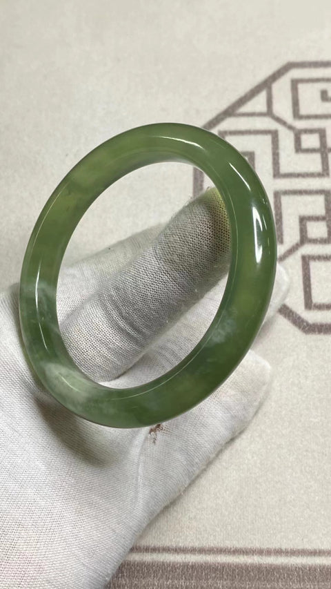 Gelang Giok Giok Terapung Hijau Penuh Giok Cui Alami Ukuran 58-60mm Ukuran 59.8mm & nbsp; Lebar Sisi 11.2mm Giok terjadi secara alami Pola acak Termasuk Pajak Pengiriman