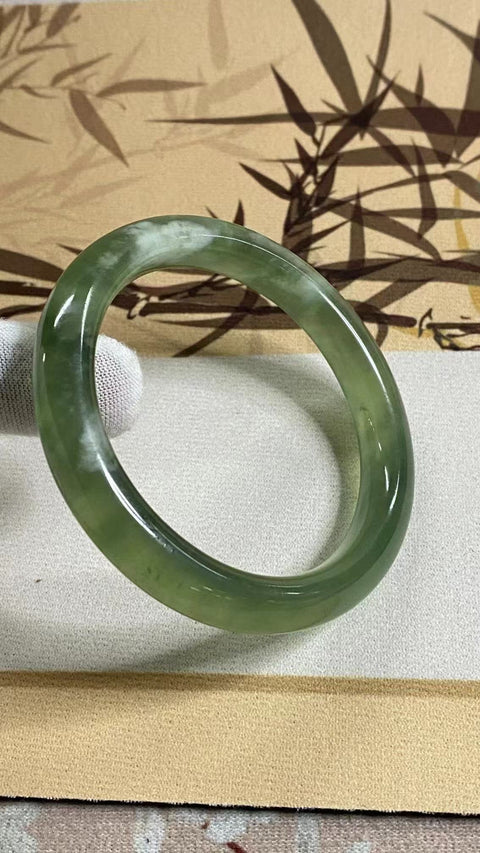 Gelang Bahan Fine Jade 180 Ukuran Gelang 59-61mm 60.5mm 11mm Lebar Sisi Batu giok semuanya alami dan polanya acak Sudah termasuk ongkos kirim dan pajak.