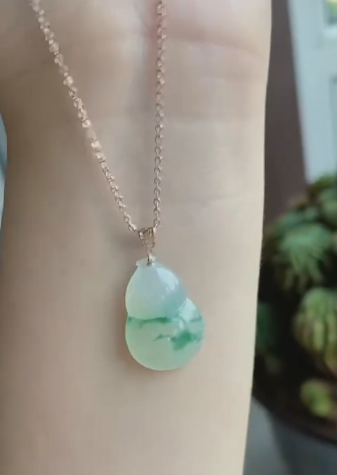 Kalung Labu Jadeite Alami Pengaturan Emas 18k Ukuran 2.2 * 1.6cm Batu giok halus dan hangat Termasuk ongkos kirim dan pajak.
