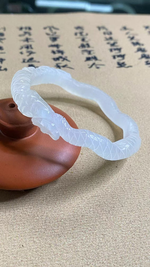 Penawaran Khusus Gelang Ukiran Giok Cui Alami Ukuran 54-56mm Ukuran 55.5mm Lebar 9.2mm Giok adalah pola alami acak Sudah termasuk ongkos kirim dan pajak.