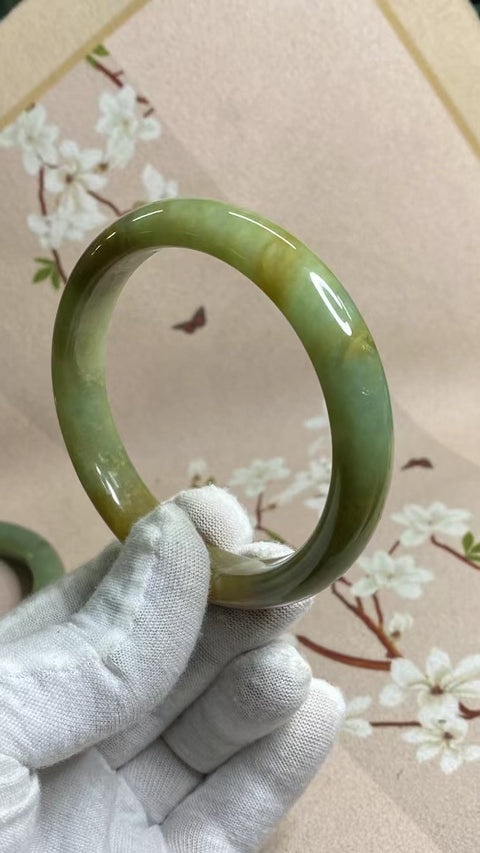 Gelang Giok Batu Giok Bunga Cui Giok Alami Ukuran 62-64mm Ukuran 63.1mm Lebar Sisi 12.2mm Batu giok terbentuk secara alami Pola acak Pengiriman dan pajak sudah termasuk.