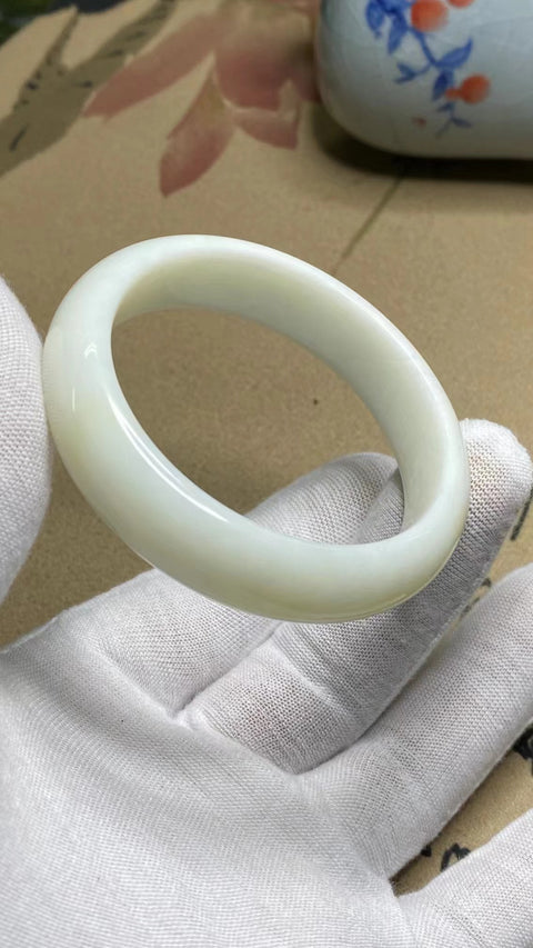 Gelang Putih Tulang Giok Cui Giok Alami Ukuran 49-51mm Ukuran 50.6mm Lebar Samping 13.5mm Giok semuanya terjadi secara alami Pola acak termasuk pajak pengiriman