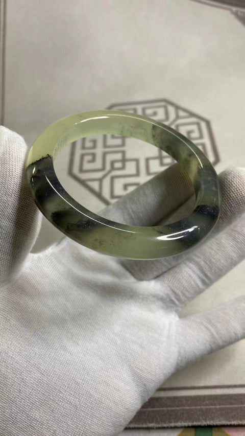 Gelang Tinta Giok Cui Alami dan Gelang Biru Ukuran 57-59mm Ukuran 58.6mm Lebar Sisi 11mm Batu giok semuanya terjadi secara alami Pola-polanya acak Sudah termasuk ongkos kirim dan pajak.