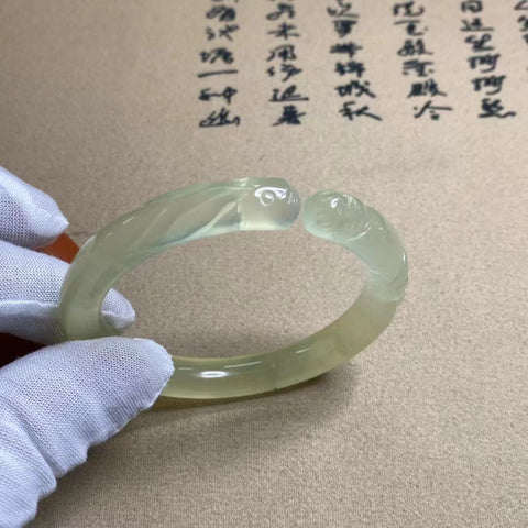 Gelang Bunga Berukir Giok Cui Alami Ukuran 55-57mm Ukuran 56.8mm Lebar Sisi 9.7mm Giok terjadi secara alami Pola acak Pengiriman dan pajak sudah termasuk.