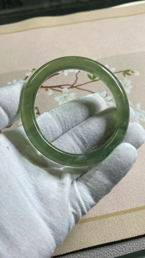Gelang bahan Fine Jade 180 ukuran gelang 59,3 mm lebar batang 11 mm Giok secara alami berpola acak Sudah termasuk pajak pengiriman.