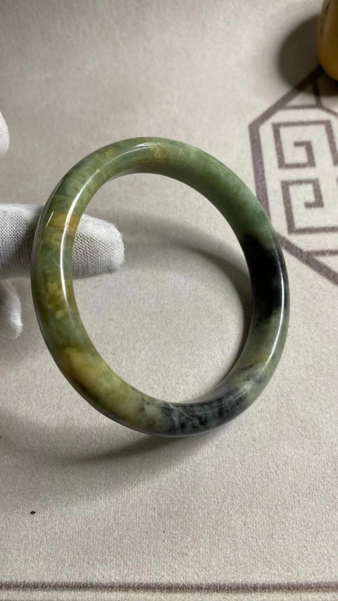 Gelang Biru Bertabur Bunga Giok Cui Giok Alami Ukuran 61-63mm Ukuran 62.9mm Lebar Sisi 12.8mm Giok terjadi secara alami Pola acak Sudah termasuk pajak pengiriman.