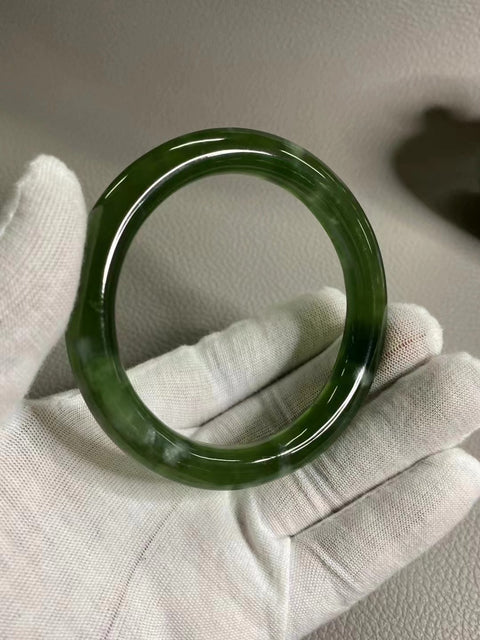 Gelang bahan Ciu Giok alami 180 Giok halus dan hangat Ukuran 59-61mm Ukuran 60.7mm Lebar 11mm Giok semuanya terjadi secara alami Pola acak Termasuk ongkos kirim dan pajak