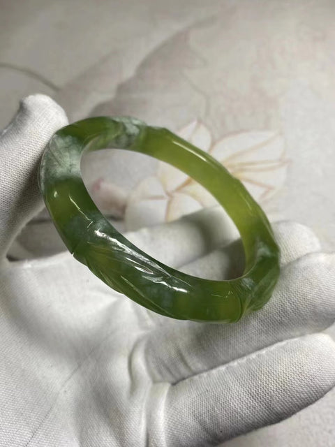 Gelang Bambu Bunga Berukir Giok Cui Giok Halus Ukuran 57-59mm Ukuran 58.2mm Lebar Sisi 11mm Giok terjadi secara alami Pola acak Pengiriman dan pajak sudah termasuk.