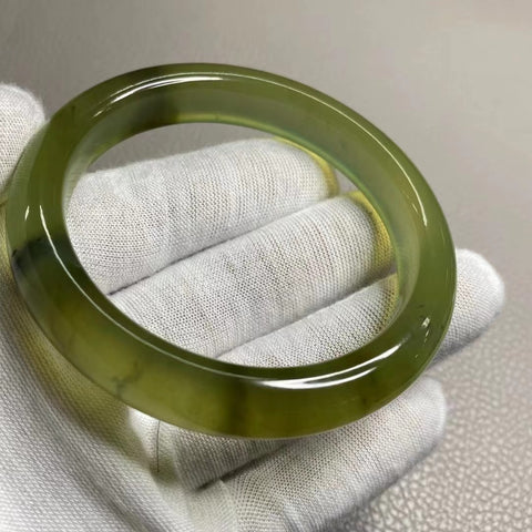 Gelang Lukisan Warna Musim Semi Giok Cui Giok Alami Ukuran 58-60mm Ukuran 59.3mm Lebar Sisi 12mm Giok ini terbentuk secara alami dan polanya acak.