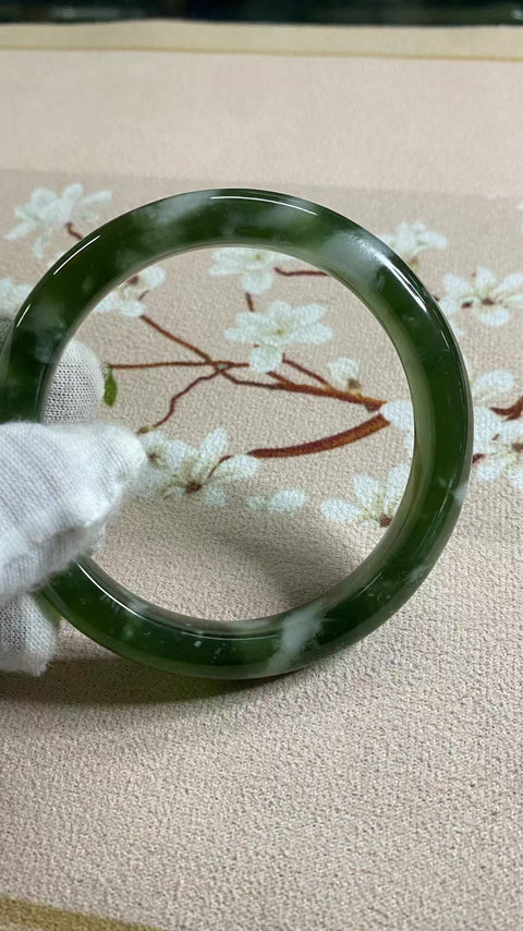 Gelang Bahan Fine Jade 180 Ukuran Gelang 61.6mm Lebar 11.6mm Giok terjadi secara alami Pola acak Termasuk pajak pengiriman.