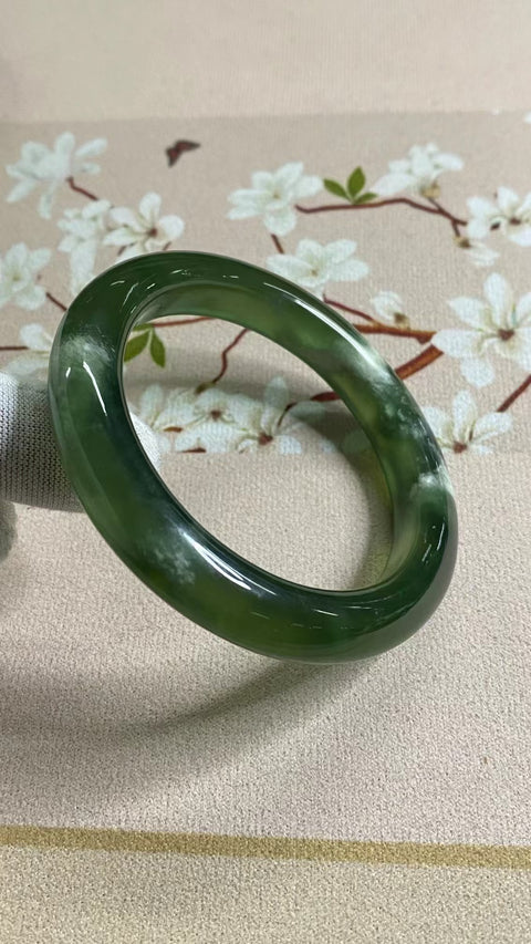 Gelang Gelang Milkcap Qingti Giok Cui 180 Bahan Alami Ukuran 58-60mm Ukuran 59.5mm Lebar Sisi 11.7mm Giok ini semuanya terjadi secara alami Pola acak Termasuk pajak pengiriman 202412071215