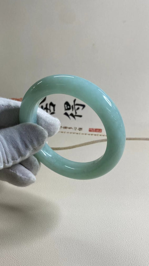 Gelang Jelly Celadon Alami Ukuran 55-57mm Ukuran 56.2mm Lebar Sisi 12.8mm Giok semuanya terjadi secara alami Pola acak Pajak pengiriman sudah termasuk.