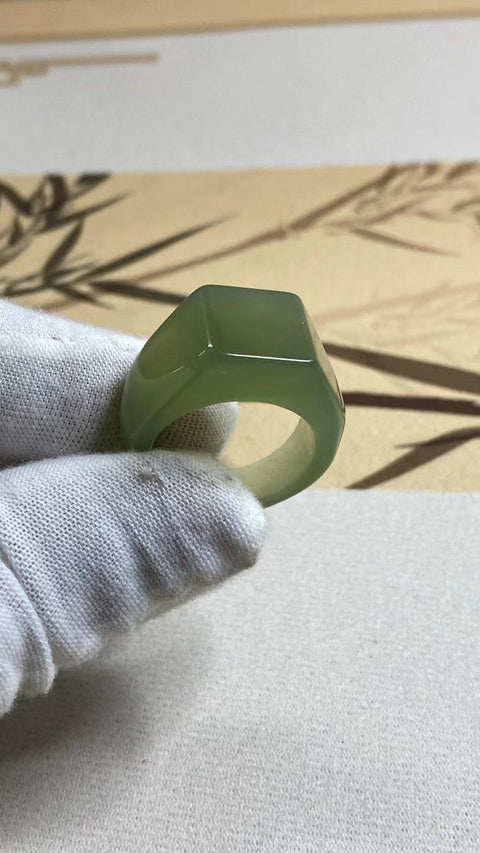Cincin Giok Halus Ukiran Tangan Ukuran 21-22mm Sudah termasuk ongkos kirim dan pajak.