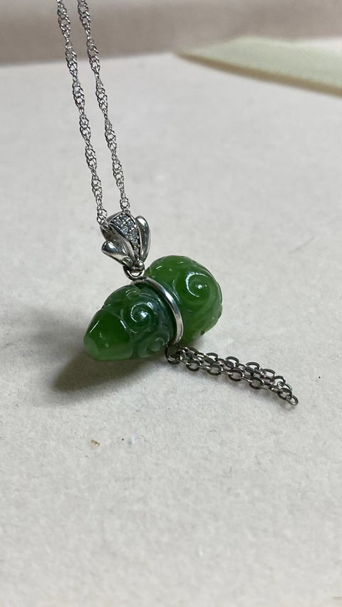 Kalung Giok Giok Hetian Jade Alami Ukuran 20 * 11mm Ditetapkan dalam 925 Giok Perak bersih dan halus dan hangat Termasuk pajak pengiriman.
