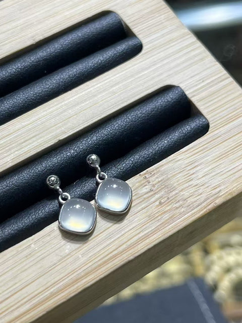 Anting Gula Es Batu Giok Cui Giok Alami yang terbuat dari perak 925 Ukuran 6mm Giok halus dan hangat Es tembus pandang Sudah termasuk ongkos kirim dan pajak.