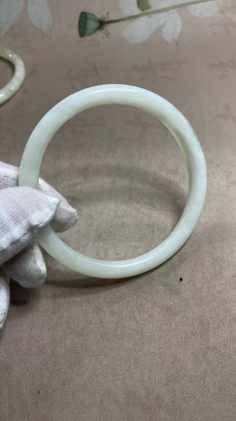 Gelang kecantikan giok Xiuyan yang indah, diameter dalam 64,5, batu alam dihasilkan secara alami, polanya acak, termasuk pengiriman dan pajak