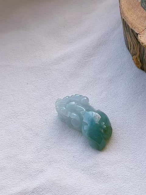 Jadeite alami liontin liontin batu giok kepala air hangat halus ukuran penuh 33,9 * 16,5 * 10,3 mm diukir dengan tangan murni Termasuk pajak pengiriman