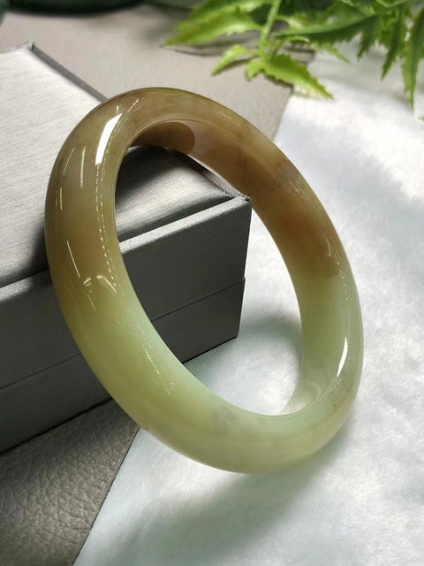Gelang giok tua kuning dan putih alami Giok berwarna kuning lembut dan hangat Warna toffee Ukuran 60 * 14 * 9.3mm Giok terjadi secara alami Pola acak & sudah termasuk pajak pengiriman