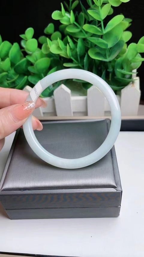Gelang Jadeite Alami Bahan Pit Tua Warna Indah Ukuran 57mm Giok semuanya terjadi secara alami Pola acak termasuk pajak pengiriman