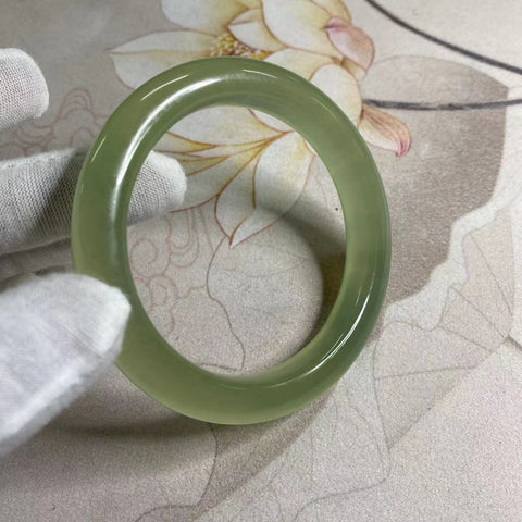 Gelang hijau es giok Cui alami, kaliber yang cocok ukuran 66mm, lebar sisi: 11.8mm Giok ini terbentuk secara alami dan polanya acak Pajak pengiriman sudah termasuk.
