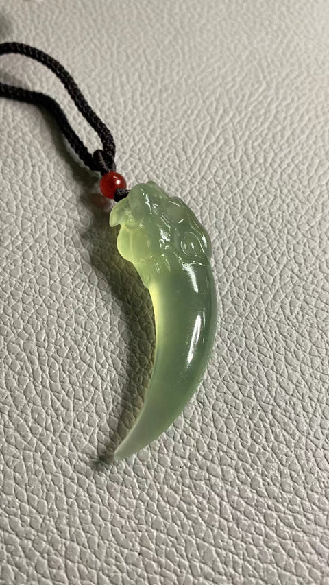 Giok Giok Serigala Giok Cui Jade Alami bersih, halus dan hangat. 59,8 * 18,6 mm. Gayanya indah dan halus, diukir dengan tangan, termasuk pajak pengiriman.