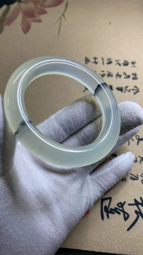 Gelang Tinta Giok Cui Alami Ukuran 54-56mm Ukuran 55.6mm Lebar Sisi 11.9mm Giok terjadi secara alami Pola acak Pengiriman dan pajak sudah termasuk.