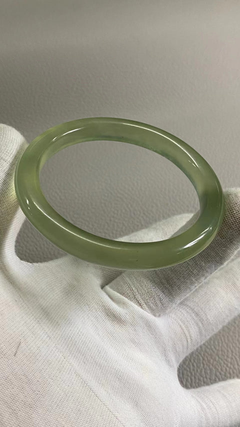 Gelang Giok Cui Alami Ukuran 57-59mm Ukuran 58.2mm Lebar Sisi 9mm Giok ini terbentuk secara alami dan polanya acak Sudah termasuk pajak pengiriman.