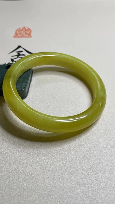 Gelang Bunga Emas Giok Cui Giok Alami Ukuran 62-64mm Ukuran 63.5mm Lebar Sisi 12mm Giok terjadi secara alami Pola bunga acak Termasuk ongkos kirim dan pajak.