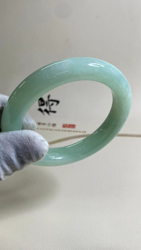 Gelang Jelly Celadon Alami Ukuran 61-63mm Ukuran 62.2mm Lebar Sisi 12.6mm Batu giok semuanya terjadi secara alami Pola acak Pajak pengiriman sudah termasuk.