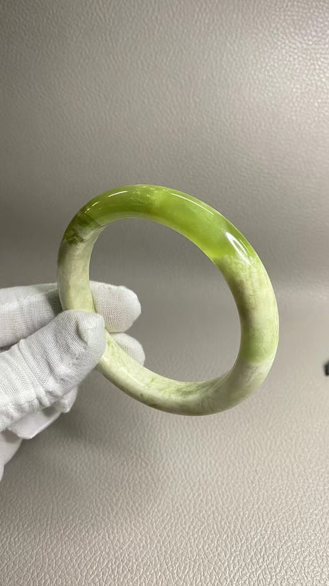 Gelang Gelang Milkcap Titi Giok Hijau Cui Giok Alami Ukuran 63-65mm Ukuran 64.5mm Lebar Samping 11.8mm Giok semuanya terjadi secara alami Pola acak termasuk pajak pengiriman