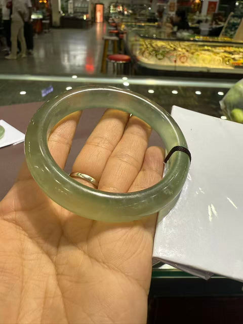 Gelang bunga es hijau giok Xiuyan! Diameter dalam: 58mm Batu alam terbentuk secara alami, polanya acak. Pajak pengiriman sudah termasuk.