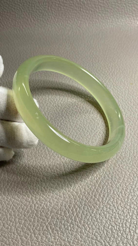 Gelang Giok Cui Alami Ukuran 63-65mm Ukuran 64.4mm Lebar 12.8mm Giok masih alami Pola acak Pengiriman dan pajak sudah termasuk.