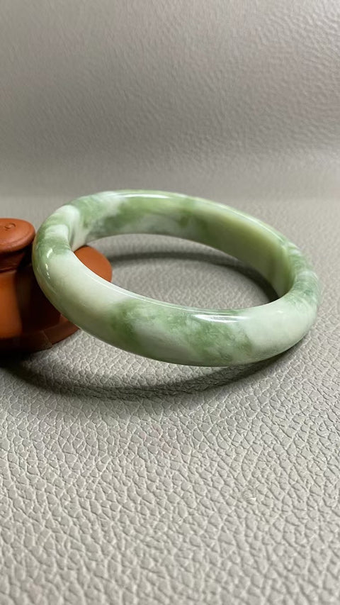 Gelang Cui Giok Minyak Cui Tua Ukuran 61-63mm Ukuran 62.4mm Lebar Sisi 14.1mm Giok terjadi secara alami Pola acak Pengiriman dan pajak sudah termasuk.