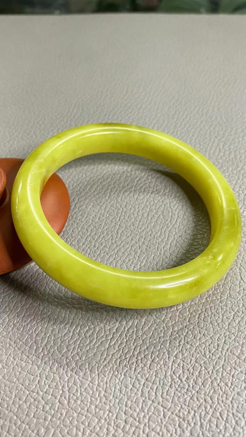 Gelang Bunga Emas Giok Cui Giok Alami Ukuran 62-64mm Ukuran 64mm Lebar Samping 12mm Batu giok ini terbentuk secara alami dan polanya acak Sudah termasuk pajak pengiriman.