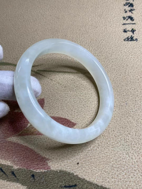 Gelang Giok Cui Alami Ukuran 59-61mm Ukuran 60.7mm Lebar Sisi 12.6mm Giok terjadi secara alami Pola acak termasuk pajak pengiriman