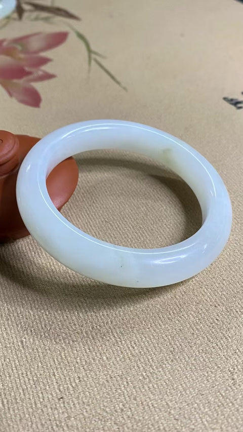 Gelang Giok Cui Alami Ukuran 55-57mm Ukuran 56.6mm Lebar Sisi 12.1mm Giok terbentuk secara alami Pola acak Sudah termasuk pajak pengiriman.