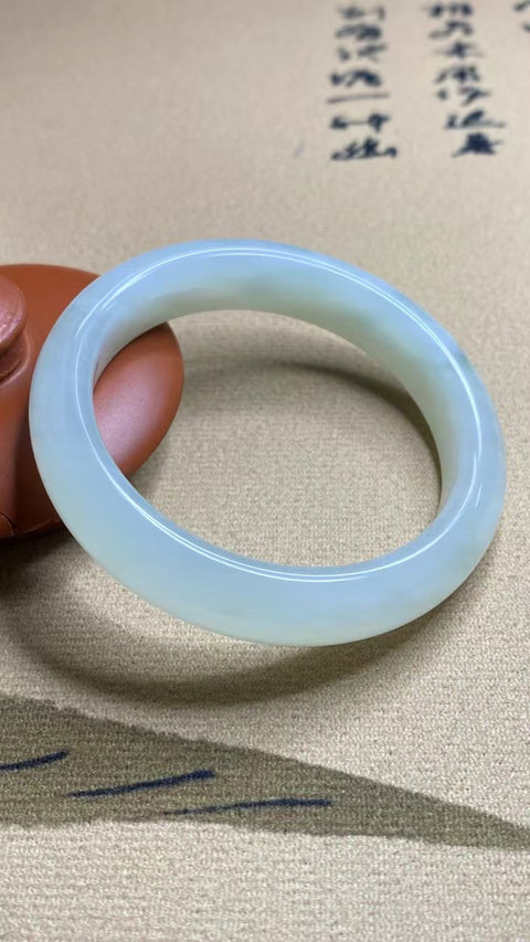 Gelang Cahaya Bulan Putih Giok Cui Giok Alami Ukuran 51-53mm Ukuran 52.1mm Lebar Sisi 12.3mm Giok semuanya terjadi secara alami Pola acak termasuk pajak pengiriman