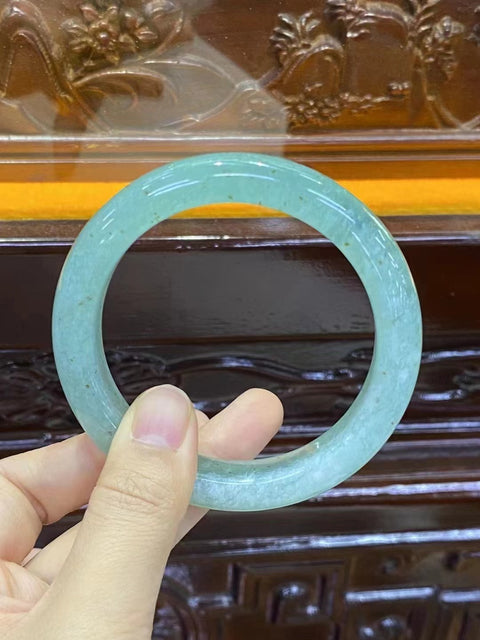 Gelang Giok Giok Cui Alami Ukuran 57mm Giok ini terbentuk secara alami dan polanya acak Giok ini bersih, halus, dan hangat Termasuk ongkos kirim dan pajak.