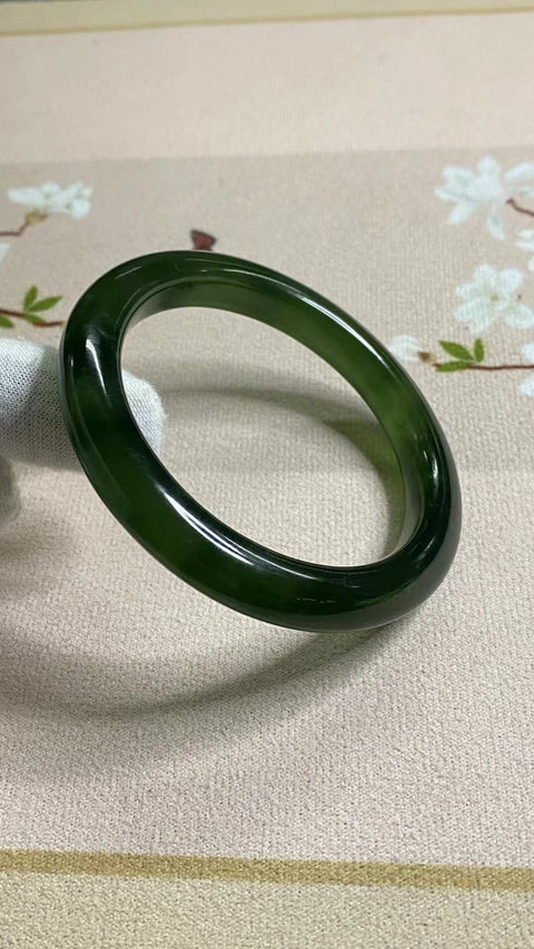 Gelang Bahan Natural Ciu Jade 180 Ukuran Gelang 56-58mm Ukuran 57.5mm Lebar Sisi 10.1mm Batu giok terbentuk secara alami Pola acak Pengiriman dan pajak sudah termasuk.